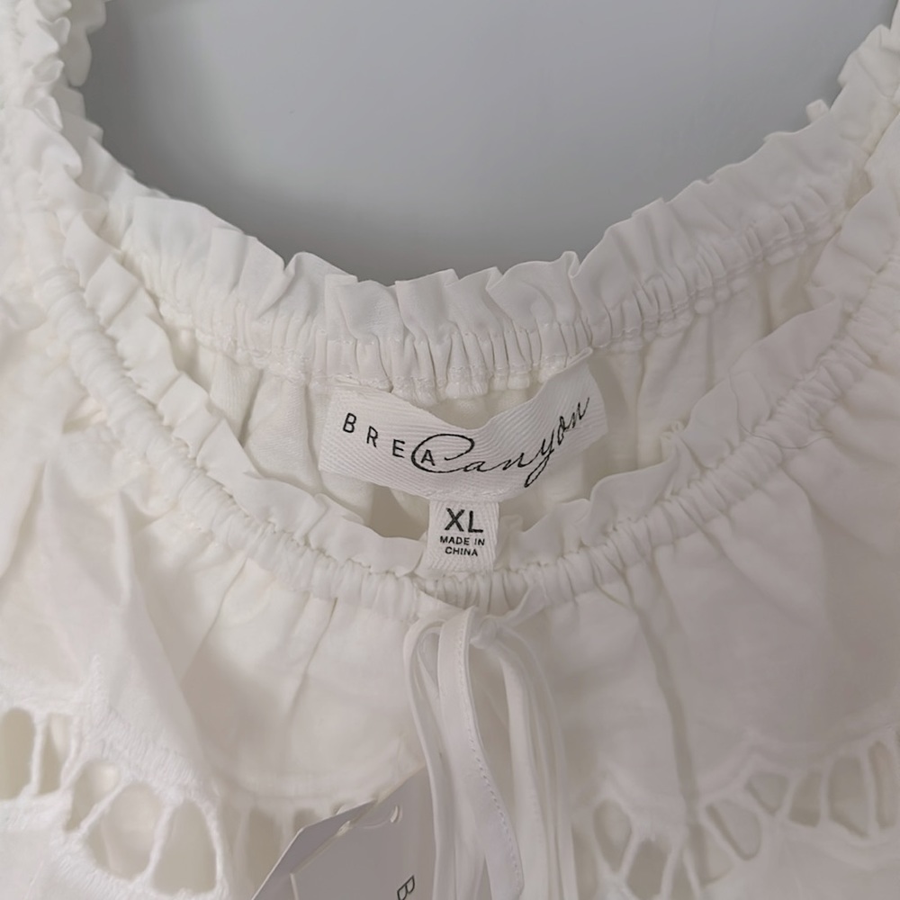 NWT beautifully detailed top can be worn on or off shoulder elastic hem 21” P2P - Picture 2 of 4